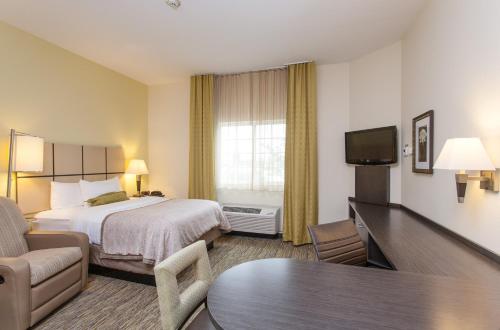圣马科斯烛木套房酒店客房内的一张或多张床位