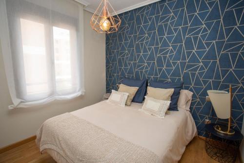 昆卡Cubell Home的一间卧室配有一张蓝色墙壁的床