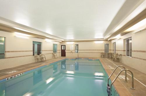 Le Roy勒罗​​伊智选假日酒店的大楼内的大型游泳池