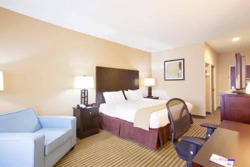 Le Roy勒罗​​伊智选假日酒店的酒店客房,配有床和沙发