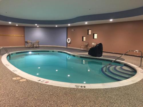 布拉德福德智选假日套房酒店- 布拉德福德的在酒店房间的一个大型游泳池