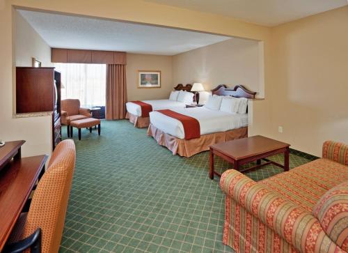 开普吉拉多开普吉拉多55号洲际公路智选假日套房酒店的酒店客房设有两张床和电视。