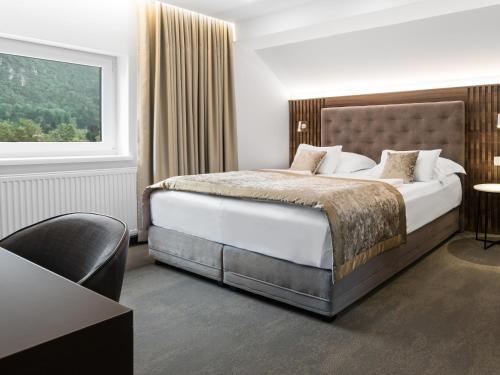 卢布尔雅那Garni Hotel Cirman的酒店客房设有床和窗户。