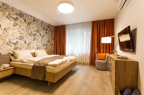 索非亚SCA Sofia City Apartments的一间卧室配有一张床和一台电视。
