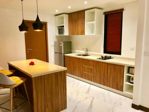 YanduaYadua Bay Resort & Villas的厨房配有木制橱柜和台面