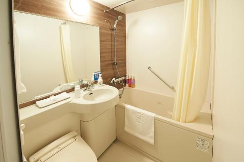 名古屋Sotetsu Fresa Inn Nagoya Sakuradoriguchi的一间带水槽、卫生间和淋浴的浴室
