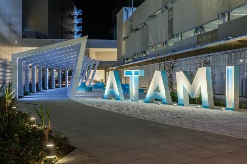 热海热海后乐园酒店(Atami Korakuen Hotel)的一座有大标志的建筑,上面写着亚马逊语