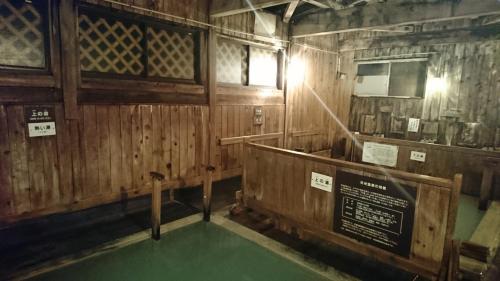 十和田谷地温泉日式旅馆的享有带绿色地板的小木屋的内部景致