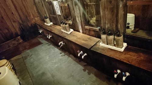十和田谷地温泉日式旅馆的浴室设有水槽和镜子