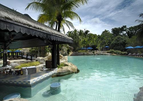 兰卡威成功度假村内部或周边的泳池