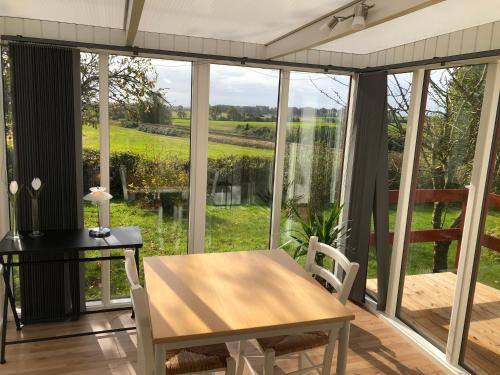 Havdrup波尔布洛民宿的一间设有桌子并享有田野景色的用餐室