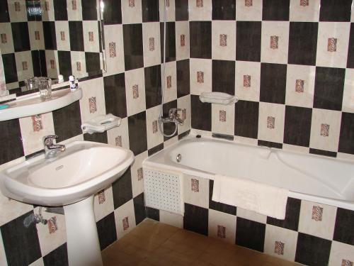 萨菲Hôtel Atlantique Panorama的浴室配有盥洗盆和浴缸。