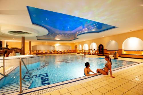 富尔达富尔达酒店及会议中心的水中两人的酒店游泳池