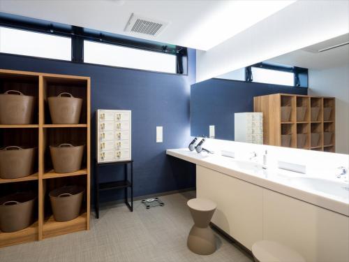 鸟取市Green Rich Hotel Tottori Ekimae (Artificial hot spring Futamata Yunohana)的一间带水槽和柜台的浴室