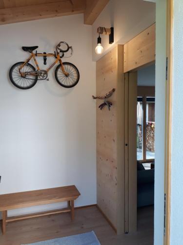 瓦尔贝拉CANOLS#32的挂在房间的墙上的自行车