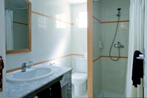 哈马马特Samira Club Family and couples only的一间带水槽、淋浴和卫生间的浴室