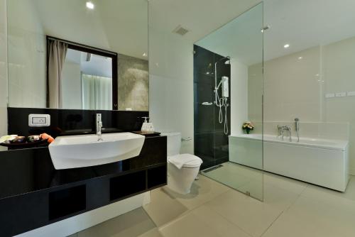 曼谷城市地平线酒店的一间带水槽、卫生间和淋浴的浴室