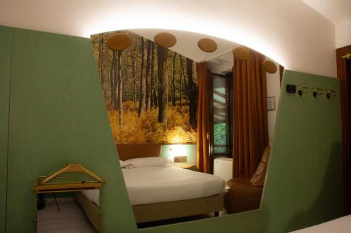 纳维廖河畔特雷扎诺Hotel Motel 2000的一间小卧室,配有床和窗户