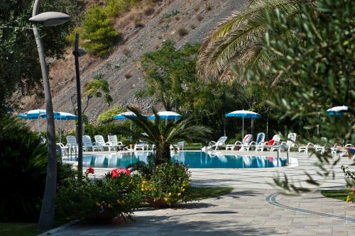马拉泰亚甘比亚诺酒店的一个带椅子和遮阳伞的游泳池