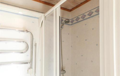 特鲁萨Lovely Home In Trosa With Wifi的带淋浴的浴室,带窗户