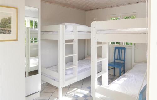 特鲁萨Lovely Home In Trosa With Wifi的双层床间 - 带两张双层床