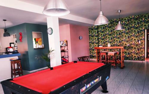 蒂加基Ipanema Hotel的带酒吧的房间里一张红色的台球桌