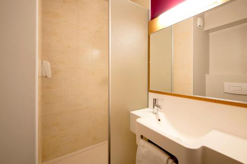 沙西约B&B HOTEL Lyon Eurexpo Chassieu的一间带水槽和镜子的浴室
