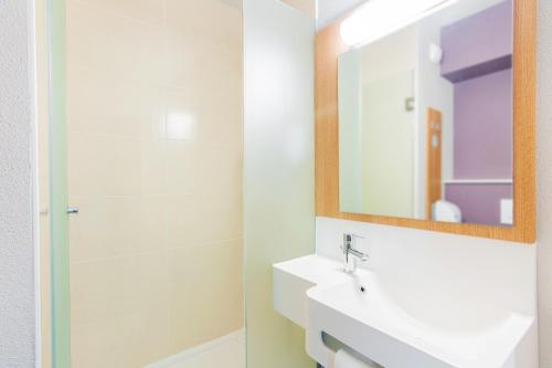 B&B HOTEL Mont-de-Marsan的一间浴室