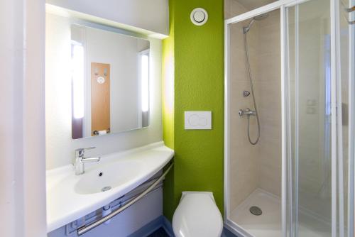 默兹河畔凡尔登B&B HOTEL Verdun的一间带水槽和淋浴的浴室