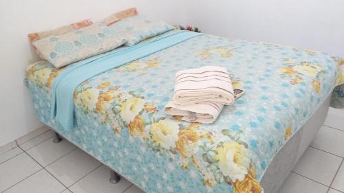特雷西纳Hospedagem de daci的床上配有被子和枕头