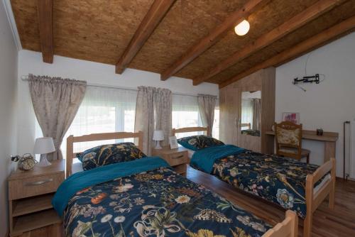 达鲁瓦尔OPG HORVAT SOBE ZA ODMOR的配有木天花板的客房设有两张床。