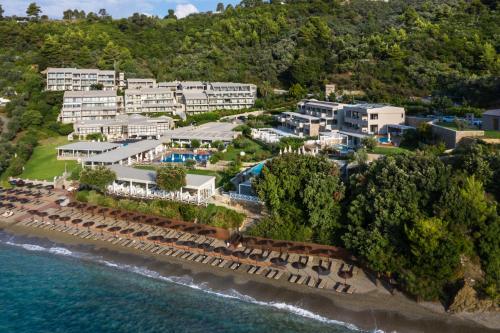 瓦西里亚斯Kassandra Bay Resort, Suites & Spa的从海洋上欣赏到度假村的空中景色
