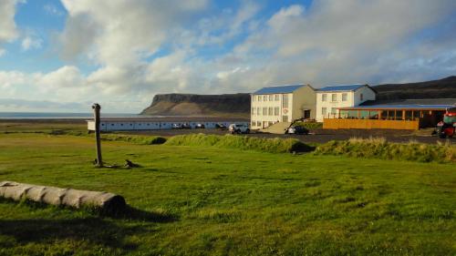 BreiðavíkHotel Breidavik的一座位于海洋地带中心的建筑