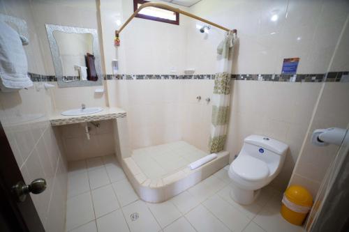 比亚米尔港Hostal Gladismar的带淋浴、卫生间和盥洗盆的浴室