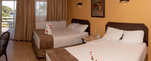伊斯塔帕伊斯塔帕夸尔顿俱乐部全包度假村的酒店客房设有两张床和一个阳台。