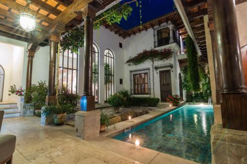 危地马拉安地瓜圣拉斐尔酒店 的一座房子内的游泳池
