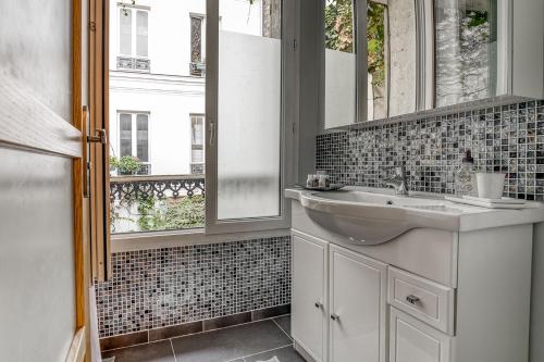 万塞讷Une maison comme un Riad的一间带水槽和镜子的浴室