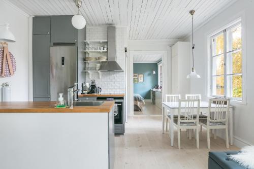 斯德哥尔摩Peaceful, Picturesque Lake & Forest Retreat的厨房以及带桌椅的用餐室。