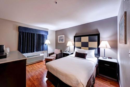 雷丁雷丁贝蒙特旅馆套房酒店的配有一张床和一张书桌的酒店客房