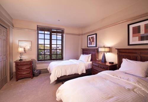 比弗河Park Plaza Beaver Creek的一间卧室设有两张床和窗户。