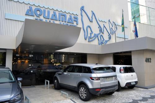 累西腓Aquamar Praia Hotel Recife的两辆停在汽车经销商前面的汽车