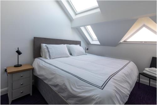 波特拉什3, The Links的一间卧室配有一张带白色床单和窗户的床。