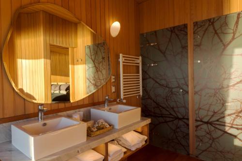 San José火奇洛埃山林小屋的浴室设有2个水槽和镜子