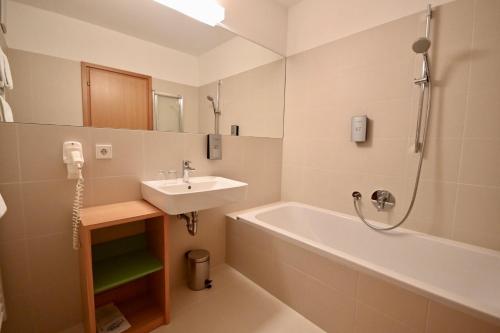 索尔达Bed & Breakfast Hotel Nives的浴室配有盥洗盆和浴缸。