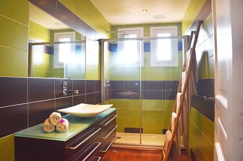 拉戈德Villa Angel的一间带水槽和镜子的浴室
