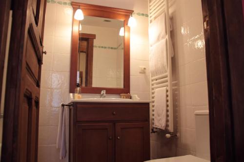 塔拉韦拉·德·拉·雷纳德拉格拉里雅可登宾馆的一间带水槽和镜子的浴室