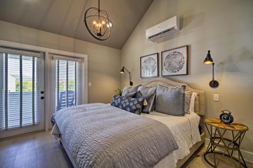 查塔努加Downtown Modern Luxury - Great location的一间卧室配有一张床和一个吊灯