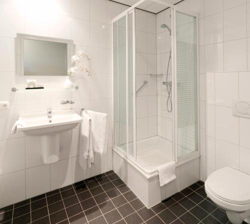 埃彭古达尔公寓酒店的带淋浴、卫生间和盥洗盆的浴室