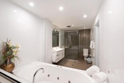 麦夸里港中心美居酒店的一间浴室
