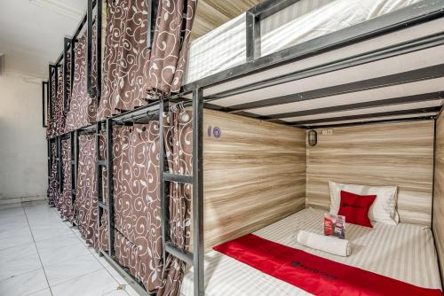 雅加达RedDoorz Hostel @ Feliz Noche Cengkareng的一间卧室配有两张双层床。